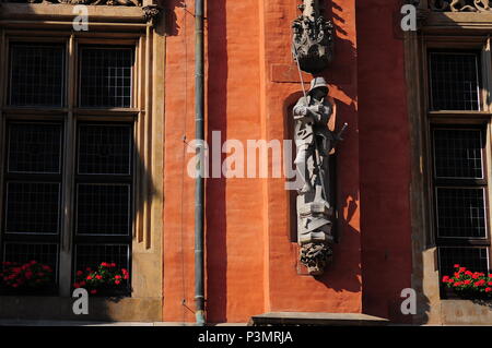 I dettagli architettonici e statue in stile neo-gotico del Municipio o Ratusz a Wroclaw la piazza del mercato. Polonia - Giugno 2018 Foto Stock