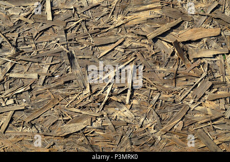 Vecchi pannelli OSB sono fatte di marrone da trucioli di legno levigato in uno sfondo di legno. Vista dall'alto di OSB di impiallacciatura di legno truciolato sfondo, stretto, superficie senza giunture Foto Stock