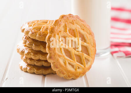 La torta di mele cookie sul tavolo bianco. Foto Stock