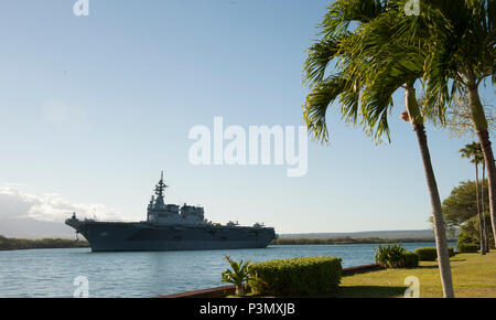 160711-N-WC566-247 PEARL HARBOR (Luglio 11, 2016) Giappone marittimo Forza di Autodifesa destroyer elicottero nave JS Hyuga (DDH 181) si diparte Base comune Harbor-Hickam perla per Rim del Pacifico 2016. Venti-sei nazioni, più di 40 navi e sottomarini, più di 200 aerei e 25.000 personale partecipano RIMPAC dal 30 giugno al 4 agosto, in e intorno alle Isole Hawaii e la California del Sud. Il più grande del mondo marittimo internazionale esercitazione RIMPAC offre una singolare opportunità di formazione che aiuta i partecipanti a promuovere e sostenere le relazioni cooperative che sono critici per e Foto Stock