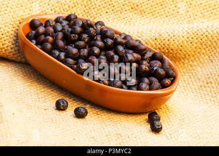 Essiccato di bacche di caffè in una ciotola su tela Foto Stock