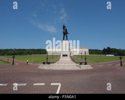 BELFAST, Regno Unito - circa giugno 2018: Signore Carson statua che si trova nella parte anteriore della struttura Stormont il Parlamento Foto Stock