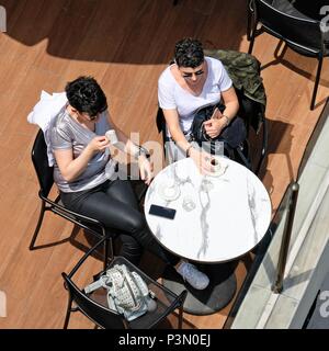 ISTANBUL, Turchia - 24 maggio : Ladies gustando un caffé in Istanbul Turchia il 24 maggio 2018. Due donne non identificato Foto Stock