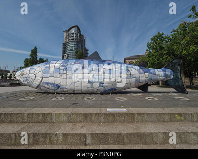 BELFAST, Regno Unito - circa giugno 2018: il grande pesce (akaThe salmone della conoscenza) mosaico ceramico scultura di Giovanni gentilezza in Donegall Quay Foto Stock