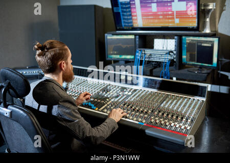 Uomo di miscelazione e di creazione di musica Foto Stock