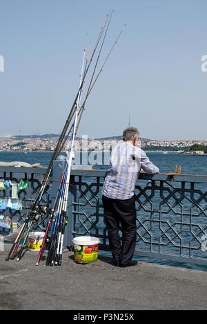 ISTANBUL, Turchia - 24 maggio : vista di un uomo la pesca in Istanbul Turchia il 24 maggio 2018. Un uomo non identificato Foto Stock