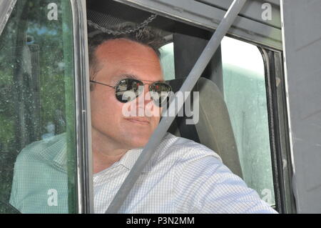 Segretario dell'esercito Eric Fanning guarda il suo specchio retrovisore come egli carica un HMMWV (Humvee) su un 1120 di manipolazione del carico di sistema (LHS) veicolo. Il Segretario ha ricevuto una informativa, dimostrazione pratica su molte delle classi di cui alla forza totale - costituito da active duty, Esercito Guardia Nazionale e DEGLI STATI UNITI La riserva di esercito di soldati - dal supporto Training Center, situato all'Iowa Guardia Nazionale di manovra comune centro di formazione, in Johnston, Iowa. (U.S. Foto dell'esercito da Master Sgt. Duff E. McFadden/rilasciato) Foto Stock