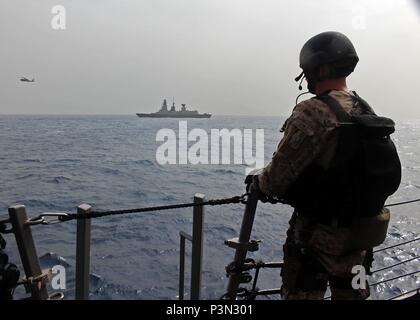 160711-N-WT612-003 Golfo di Aden (Luglio 11, 2016) Fire Controlman 2a classe Giovanni Jewell, assegnato all'Arleigh Burke-class guidato-missile destroyer USS Mason (DDG 87), si prepara per le operazioni di sicurezza marittima con il francese Horizon-classe aria-difesa destroyer FS Forbin (D620). Mason, distribuito come parte di Eisenhower Carrier Strike gruppo, è di sostenere le operazioni di sicurezza marittima e di teatro la cooperazione in materia di sicurezza gli sforzi negli Stati Uniti Quinta Flotta area di operazioni. (U.S. Navy foto di Fire Controlman 2a classe Tahriqa Fareed/rilasciato) Foto Stock