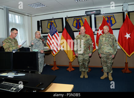 Il Mag. Gen. Duane Gamble, comandante generale, XXI Theatre supporto comando (in piedi a sinistra) si prepara a presentare la legione di Merit Award a Briga. Gen. Arlan DeBlieck, comandante generale, settima missione supportano il comando (standing, destra), Luglio 9, 2016 Daenner Kaserne, Kaiserslautern, Germania. (U.S. Esercito Foto di Visual Information Specialist Elisabeth Paque/rilasciato) Foto Stock