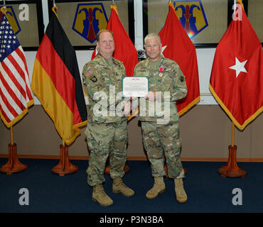 Il Mag. Gen. Duane Gamble, comandante generale, XXI Theatre supporto comando (sinistra) presenta la legione di Merit Award a Briga. Gen. Arlan DeBlieck, Luglio 9, 2016 Daenner Kaserne, Kaiserslautern, Germania nel riconoscimento di DeBlieck tempo come comandante generale, settima missione comando di supporto. (U.S. Esercito Foto di Visual Information Specialist Elisabeth Paque/rilasciato) Foto Stock