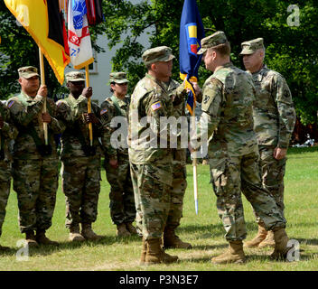 Il Mag. Gen. Duane Gamble, comandante generale, XXI Theatre supporto comando (a destra) passa il guideon fino a Briga. Gen. Steven Ainsworth, incoming comandante generale, settima missione comando di supporto, durante la modifica del comando cerimonia, Luglio 9, 2016 Daenner Kaserne, Kaiserslautern, Germania. (U.S. Esercito Foto di Visual Information Specialist Elisabeth Paque/rilasciato) Foto Stock