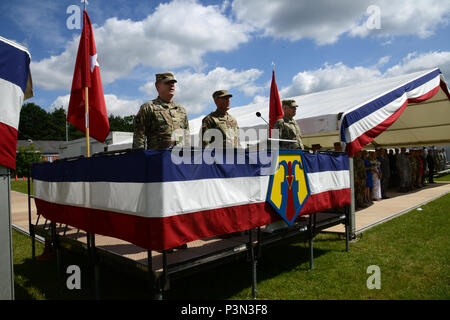 Il Mag. Gen. Duane Gamble, comandante generale, XXI Theatre supporto comando (sinistra); Brig. Gen. Steven Ainsworth, comandante generale, settima missione comando di supporto; e Briga. Gen. Arlan DeBlieck, in uscita comandante generale, settima missione comando supporto, cantare il canto dell esercito alla fine della modifica del comando cerimonia, Luglio 9, 2016 Daenner Kaserne, Kaiserslautern, Germania (U.S. Esercito Foto di Visual Information Specialist Elisabeth Paque/rilasciato) Foto Stock