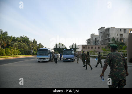 DAR ES SALAAM, Tanzania - orientale Accord 2016 partecipanti lasciare per il mantenimento della pace in Tanzania Training Center per continuare le operazioni di mantenimento della pace della formazione Luglio 15, 2016 in preparazione per il posto di comando esercizio a Dar es Salaam, Tanzania. EA16 è un annuale, combinati, comune di esercitazione militare che riunisce paesi partner per mettere in pratica e dimostrare la capacità di condurre operazioni di mantenimento della pace. (U.S. Air Force photo by Staff Sgt. Tiffany DeNault) Foto Stock