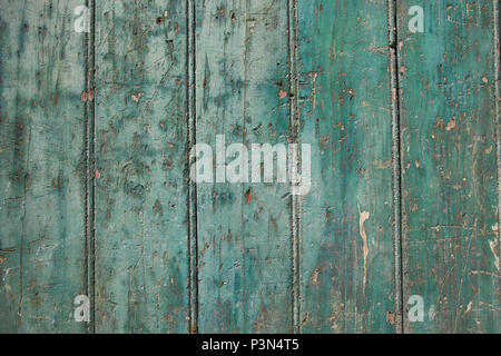 Grunge texture, la vernice verde a spellatura dalla superficie in legno Foto Stock