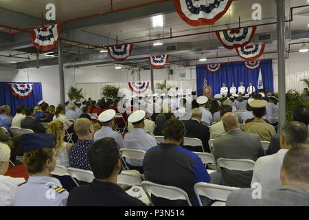 I membri del partito ufficiale di sedersi al Coast Guard Marine unità di sicurezza Baton Rouge di cambiamento di cerimonia di comando di Baton Rouge, luglio 15, 2016. Il comando è stato superato dalla Cmdr. Nicole D. Rodriquez e assunto dal Lt. La Cmdr. Matteo J. Meskun. - Stati Uniti Coast Guard foto di Sottufficiali di terza classe Lexie Preston. Foto Stock