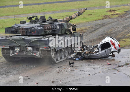 I soldati tedeschi la loro manovra Leopard 2A6 serbatoio attraverso la precisione di guida lane durante l'Europa forte sfida del serbatoio (SETC) al settimo Esercito di formazione del comando di Grafenwoehr Area Formazione, Germania, maggio 08, 2017. Il SETC è co-ospitato da U.S. Europa dell'esercito e dell'esercito tedesco, può 7-12, 2017. Il concorso è destinato a sporgere una presenza dinamica, favorire il partenariato militare, promuovere l interoperabilità, e fornisce un ambiente per la condivisione di tattiche, le tecniche e le procedure. Plotoni da sei NATO e i paesi partner sono in concorrenza. Foto Stock