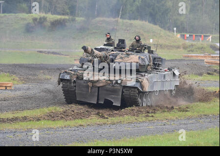 I soldati tedeschi la loro manovra Leopard 2A6 serbatoio attraverso la precisione di guida lane durante l'Europa forte sfida del serbatoio (SETC) al settimo Esercito di formazione del comando di Grafenwoehr Area Formazione, Germania, maggio 08, 2017. Il SETC è co-ospitato da U.S. Europa dell'esercito e dell'esercito tedesco, può 7-12, 2017. Il concorso è destinato a sporgere una presenza dinamica, favorire il partenariato militare, promuovere l interoperabilità, e fornisce un ambiente per la condivisione di tattiche, le tecniche e le procedure. Plotoni da sei NATO e i paesi partner sono in concorrenza. Foto Stock