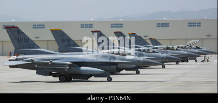 Stati Uniti Air Force F-16 Fighting Falcon con la quattordicesima Fighter Squadron, 35th Operations Group, 35th Fighter Wing da Misawa combatté Air Base, stand-by per decollare dopo la conduzione di pit a caldo il rifornimento al Marine Corps Air Station Iwakuni, Giappone, 8 maggio 2017. Hot Box sono le stazioni di rifornimento di solito utilizzato in combattimento rapidamente a fare rifornimento aereo mentre i motori sono in funzione. Questo consente agli aerei di ritorno alla lotta con il minimo ritardo. Foto Stock