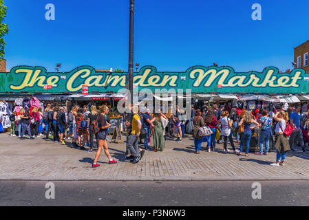 LONDON, Regno Unito - 05 Maggio: Vista di Camden Market uno dei molti mercati di Camden un popolare trendy area dello shopping per i turisti e la gente del posto su 05 Maggio Foto Stock