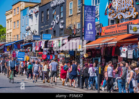 LONDON, Regno Unito - 05 Maggio: Vista di negozi sulla famosa Camden High Street che è un popolare trendy area dello shopping per i turisti e la gente del luogo in maggio Foto Stock