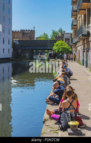 LONDON, Regno Unito - 05 Maggio: persone sedute lungo il Regent's Canal durante una calda giornata estiva al di fuori del mercato di Camden su 05 Maggio 2018 a Londra Foto Stock