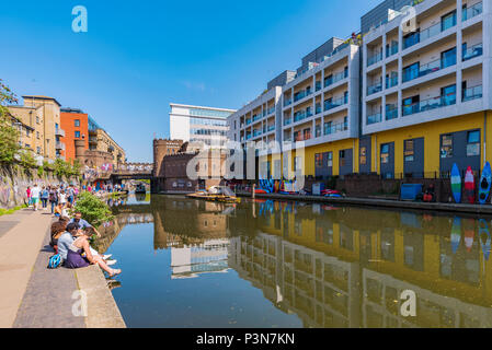 LONDON, Regno Unito - 05 Maggio: Regent's Canal riverside camminamento e architettura in Camden su 05 Maggio 2018 a Londra Foto Stock