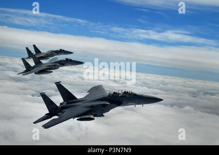 Una formazione di F-15C aquile assegnato all'493rd Fighter Squadron, e un F-15E Strike Eagle assegnato all'492nd Fighter Squadron, sorvolare Gloucestershire, Inghilterra, a partecipare al prossimo Royal International Air Tattoo airshow di detenuti a RAF Fairford luglio 7. La RAF Lakenheath aeromobili sarà sul display per uso pubblico, insieme con molti altri velivoli militari provenienti da tutto il Regno Unito, a fornire un opportunità per gli Stati Uniti e gli alleati militari di mostrare le loro capacità. (U.S. Air Force foto/Senior Airman Erin Trower) Foto Stock