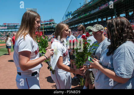 Un Boston Red Sox ragazza a sfera mani rose Tabitha e Rachael Normandia prima di Boston Red Sox game al Fenway Park durante il Vermont eroi caduti 1° Annuale evento sopravvissuto a Boston, Massachusetts, Luglio 4, 2016. Il caso di onori e supporta le famiglie che hanno perso una persona cara nel servizio militare. (U.S. Esercito nazionale Guard foto di Spc. Avery Cunningham/rilasciato) Foto Stock