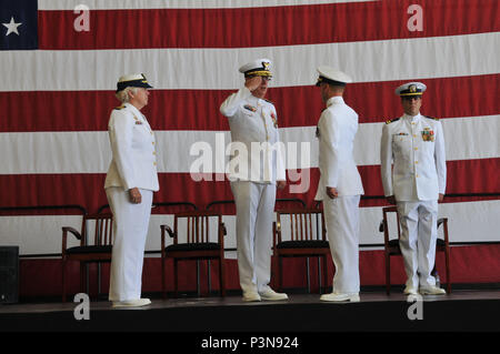 Il cap. Keith cavalcavia (centro destra), il nuovo comandante della guardia costiera Stazione aria Borinquen, saluta Adm posteriore. Scott Buschman (centro sinistra), Coast Guard settimo distretto commander, durante la modifica dell'unità di comando cerimonia Luglio 8, 2016 alla base aeromobili hangar di Aguadilla, Puerto Rico. Il cap. Patricia McFetridge (sinistra) è stata rilasciata dopo aver completato con successo una tre-anno tour come comandante della stazione di aria Borinquen. McFetridge è ora intitolata a Washington D.C., dove si servirà di Coast Guard Liaison alla Federal Aviation Administration. Foto Stock