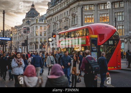 London, Regno Unito - Novembre 2017. Decorate Oxford Circus affollate di persone per lo shopping di Natale. Formato orizzontale. Foto Stock