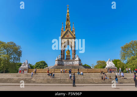 LONDON, Regno Unito - 6 maggio: Albert Memorial a Kensington Gardens è un famoso punto di riferimento dedicato in memoria del Principe Alberto del 06 maggio 2018 in basso Foto Stock