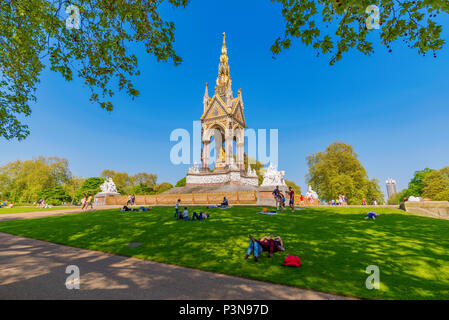 LONDON, Regno Unito - 6 maggio: Albert Memorial a Kensington Gardens è un famoso punto di riferimento dedicato in memoria del Principe Alberto del 06 maggio 2018 in basso Foto Stock