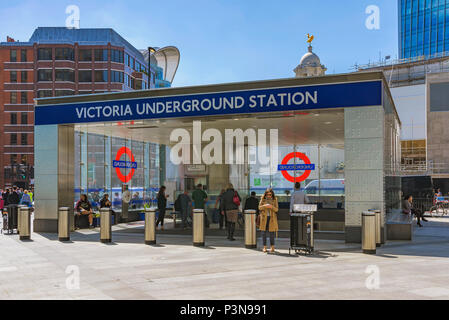 LONDON, Regno Unito - 17 Maggio: questo è un ingresso per la stazione della metropolitana di Victoria, una stazione occupata nell'area del centro cittadino, 17 maggio 2018 a Londra Foto Stock