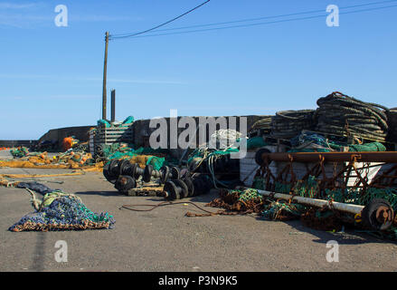 Le reti da pesca e Lobster Pot memorizzato sul Quayside e contro la parete del porto a Kilkeel nella contea di Down Irlanda del Nord Foto Stock