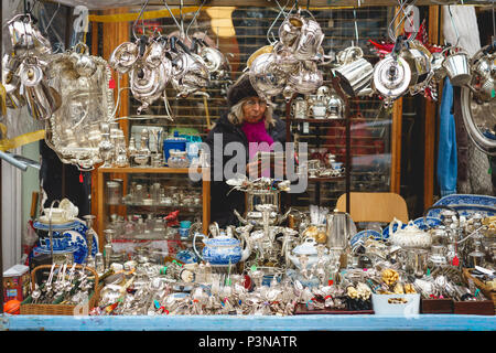 London, Regno Unito - Dicembre 2017. Antiquariato in stallo il mercato di Portobello Road a Notting Hill. Il mercato è il più grande mercato di antiquariato a Londra. Foto Stock