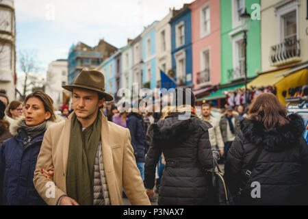 London, Regno Unito - Dicembre 2017. La gente lo shopping al mercato di Portobello Road a Notting Hill durante la stagione di Natale. Formato orizzontale. Foto Stock