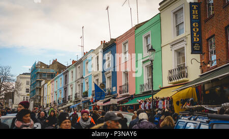 London, Regno Unito - Dicembre 2017. La gente lo shopping al mercato di Portobello Road a Notting Hill durante la stagione di Natale. Formato orizzontale. Foto Stock