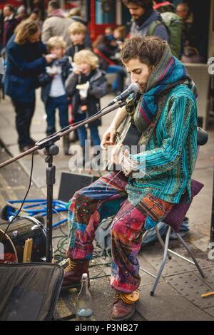 London, Regno Unito - Dicembre 2017. Musicista di strada eseguendo in Portobello Road a Notting Hill. Foto Stock