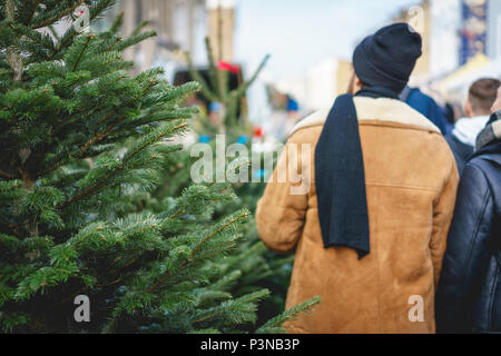 London, Regno Unito - Dicembre 2017. Alberi di Natale è in vendita in Portobello Road a Notting Hill. Foto Stock