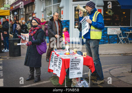 London, Regno Unito - Dicembre 2017. Manifestanti pro Grenfell Tower vittime in Portobello Road a Notting Hill. Foto Stock