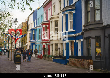 London, Regno Unito - Dicembre 2017. Colorate tipiche case a schiera in Portobello Road a Notting Hill. Formato orizzontale. Foto Stock