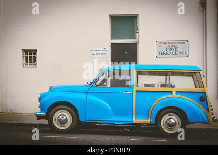 London, Regno Unito - Dicembre 2017. Blu Vintage station wagon automobile parcheggiata in una strada di Notting Hill. Foto Stock