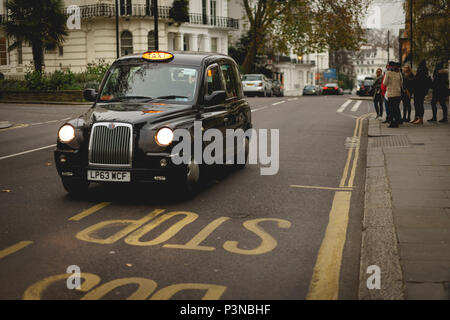 London, Regno Unito - Dicembre 2017. Un iconico black cab sulla strada vicino a Portobello Road a Notting Hill. Foto Stock