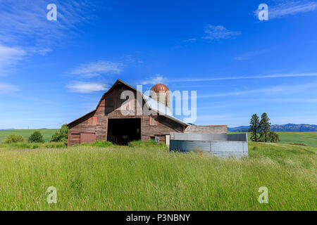 Granaio e silo sull'autostrada 3 situato nei pressi di Harrison, Idaho. Foto Stock