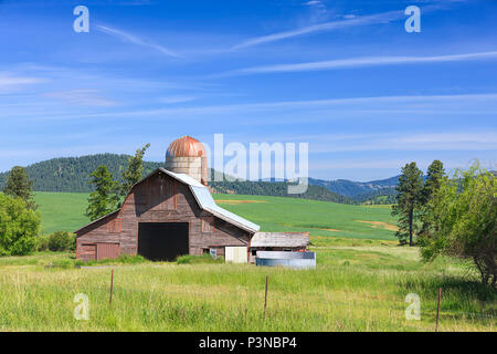 Granaio e silo sull'autostrada 3 situato nei pressi di Harrison, Idaho. Foto Stock