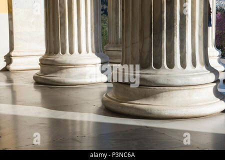 Le colonne in marmo di edificio zapio ad Atene Foto Stock