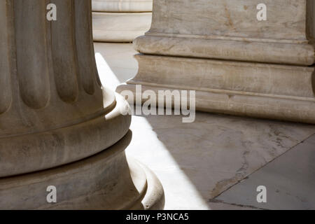 Le colonne in marmo di edificio zapio ad Atene Foto Stock