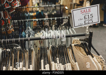 London, Regno Unito - Dicembre 2017. Abbigliamento Vintage in stallo Spitalfields Market. Formato orizzontale. Foto Stock