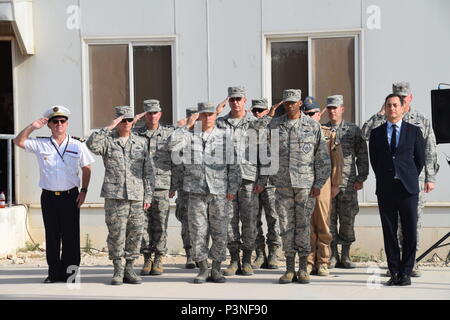 Coalizione militare membri salute durante il sollevamento della bandiera francese, noto come il tricolore, durante il giorno della Bastiglia cerimonia Luglio 14, 2016 at Al Udeid Air Base, in Qatar. La Francia è uno dei 20 unite a sostegno della coalizione di aria che fornisce aria decisivo e potenza spaziale per combattere Daesh e altre organizzazioni terroristiche e di assicurare la stabilità del sud-ovest Asia regione. (U.S. Air Force foto/Technical Sgt. Carlos J. Treviño/rilasciato) Foto Stock