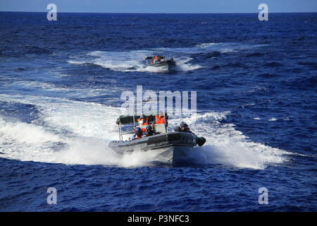 160714-N-QO326-004 OCEANO PACIFICO (14 luglio 2016) marinai cinesi viaggi in carena rigida imbarcazioni gonfiabili durante la partecipazione a una visita, scheda, ricerca e sequestro esercizio tra la Cina, Indonesia, la Francia e gli Stati Uniti, durante il cerchio del Pacifico 2016. Venti-sei nazioni, più di 40 navi e sottomarini, più di 200 aerei e 25.000 personale partecipano RIMPAC dal 30 giugno al 4 agosto, in e intorno alle Isole Hawaii e la California del Sud. Il più grande del mondo marittimo internazionale esercitazione RIMPAC offre una singolare opportunità di formazione che aiuta i partecipanti a promuovere Foto Stock
